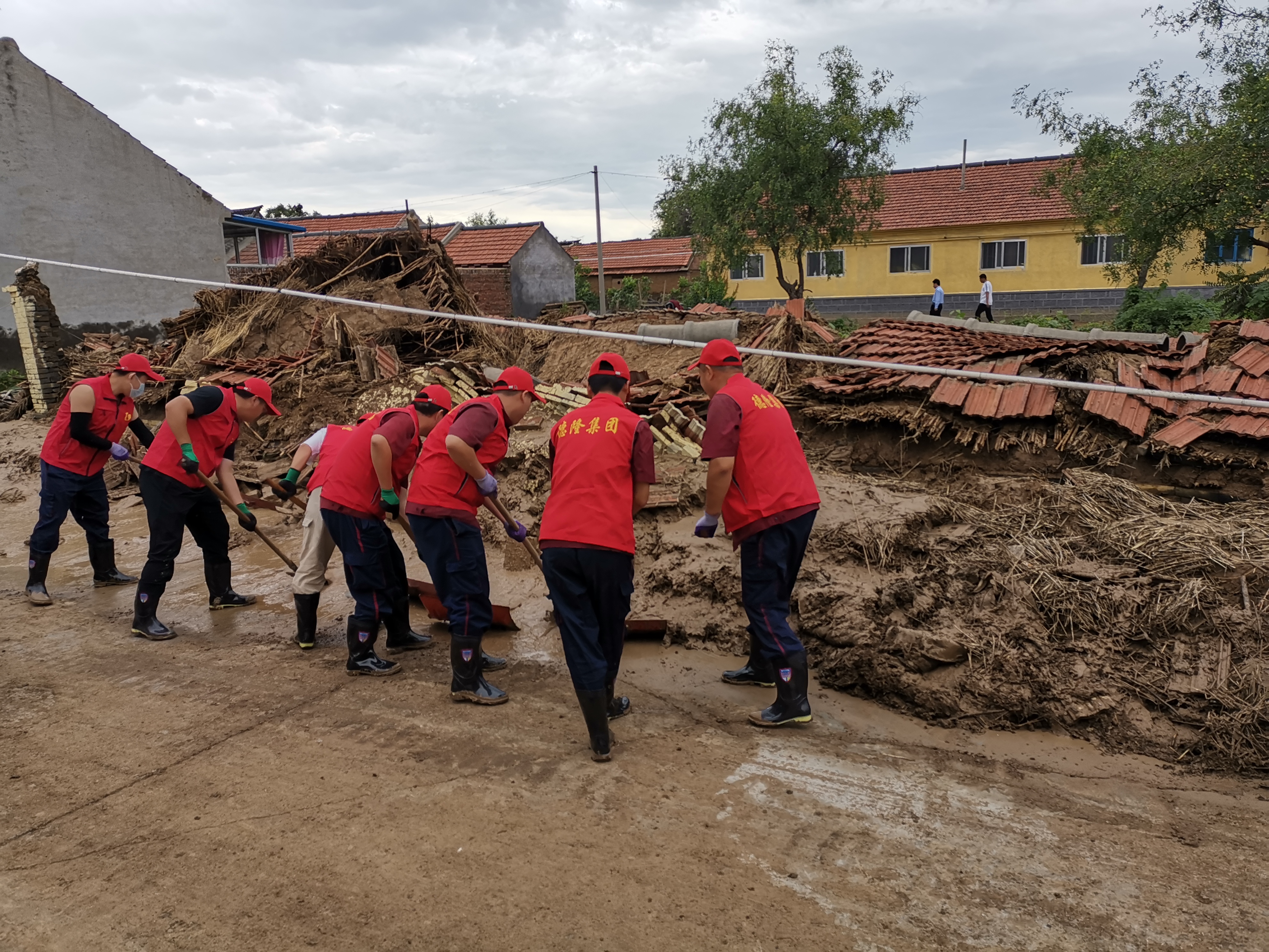 抗洪救灾——德隆人在行动